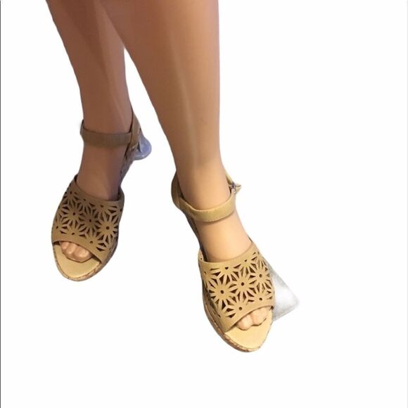 Via Veneto Size 8 Beige Wedges - Picture 3 of 15